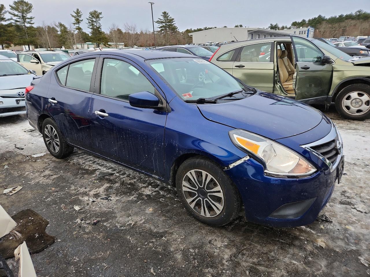 2019 NISSAN VERSA S photo 4