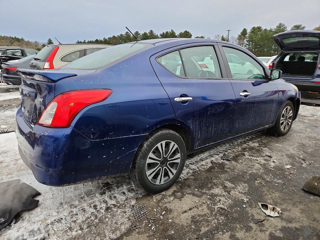 2019 NISSAN VERSA S photo 3