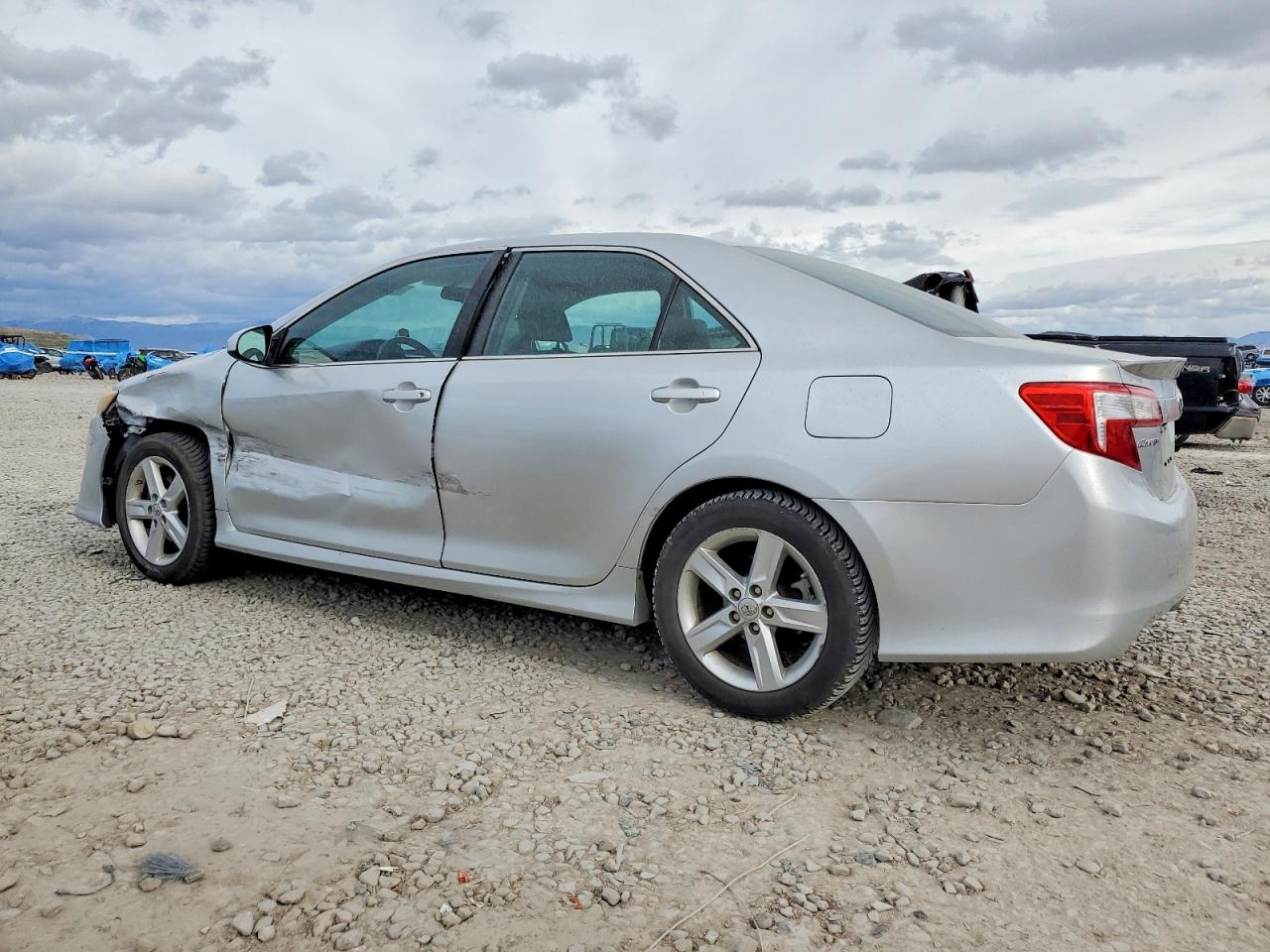 2014 TOYOTA CAMRY L photo 2