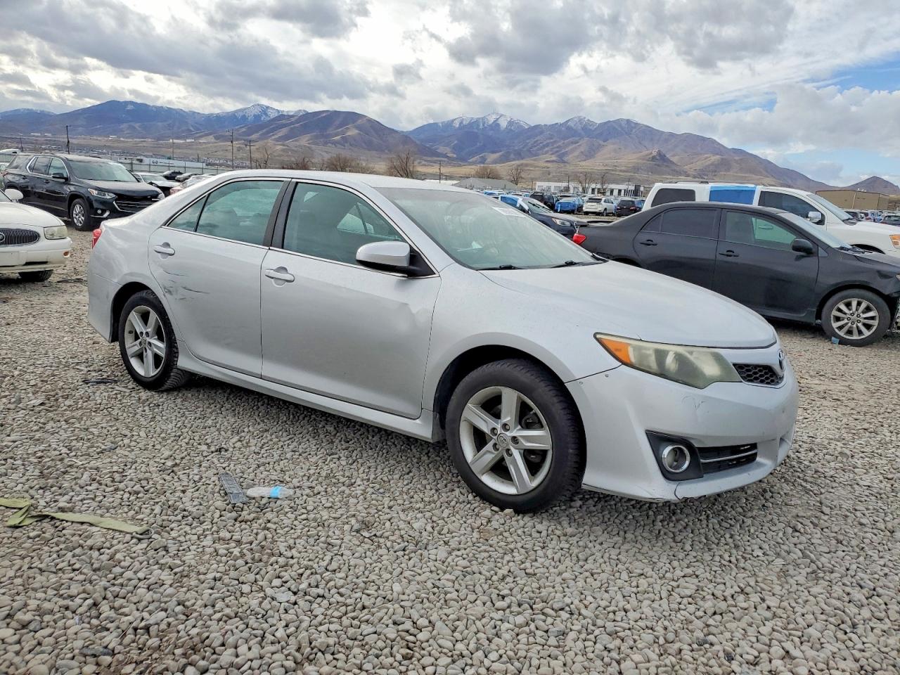 2014 TOYOTA CAMRY L photo 4