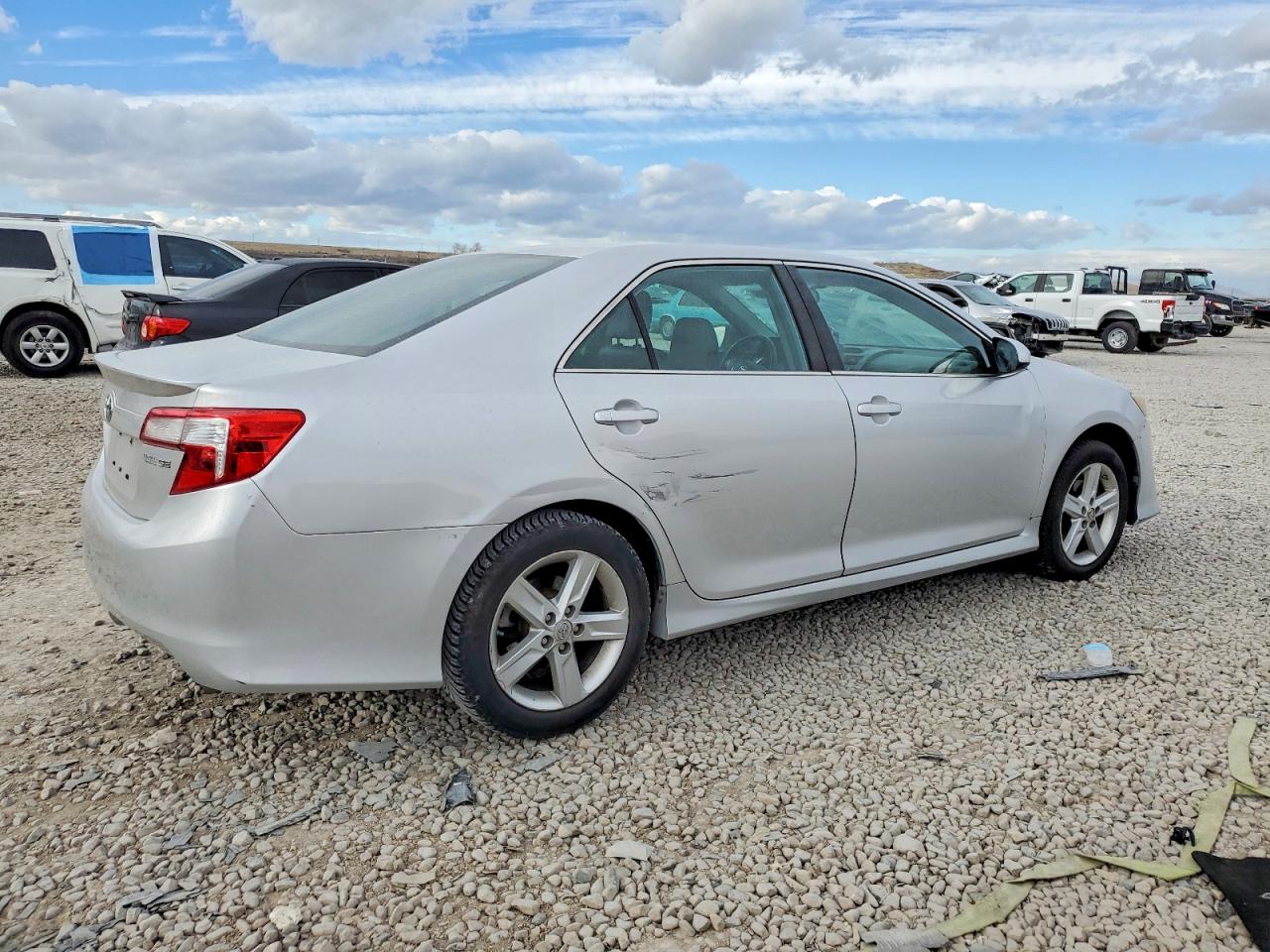 2014 TOYOTA CAMRY L photo 3