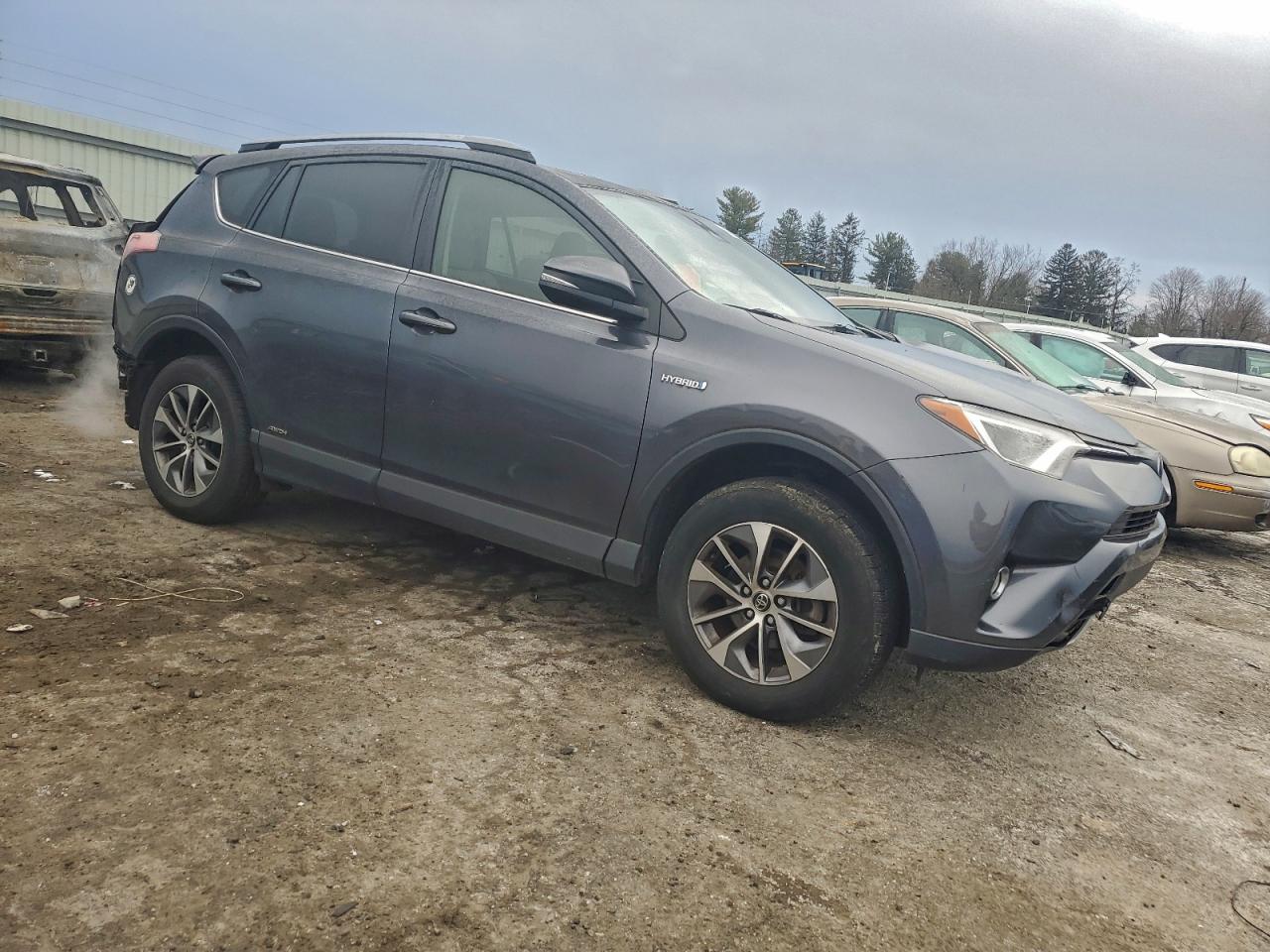 2017 TOYOTA RAV4 HV LE photo 4