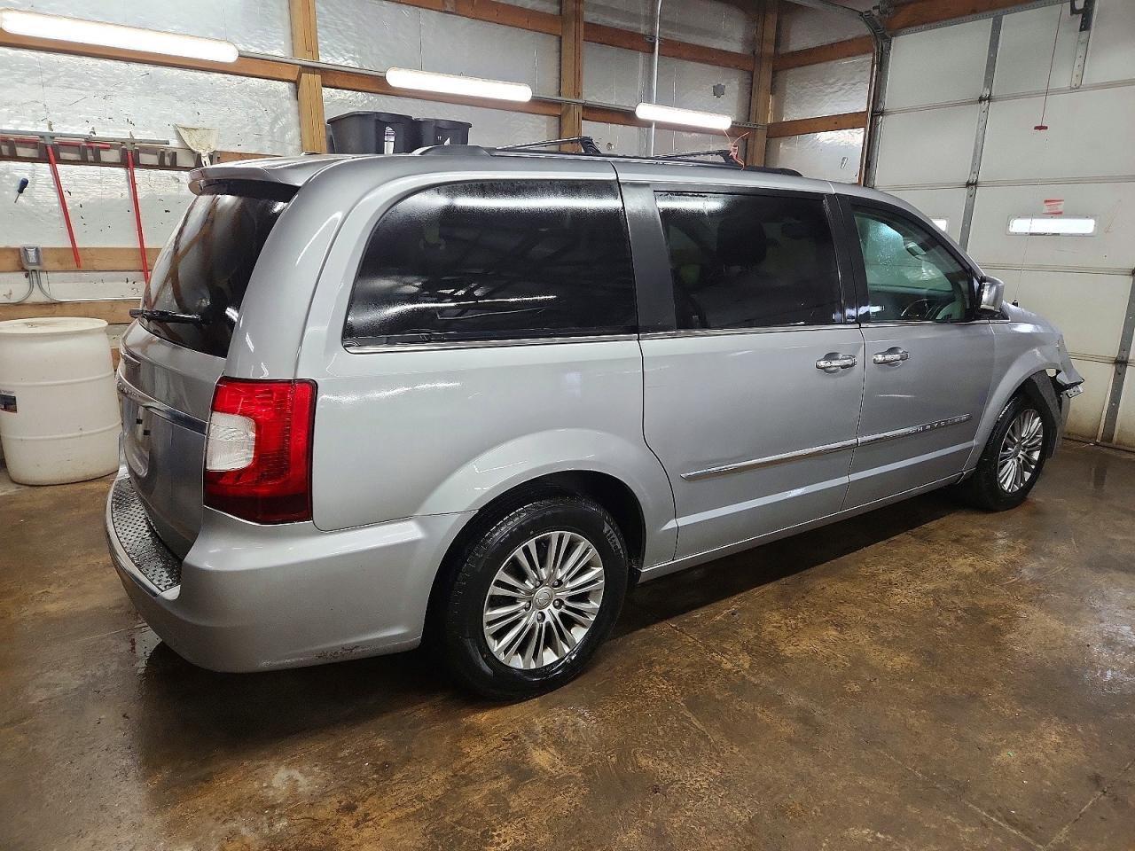 2013 CHRYSLER TOWN & COUNTRY TOURING L photo 3