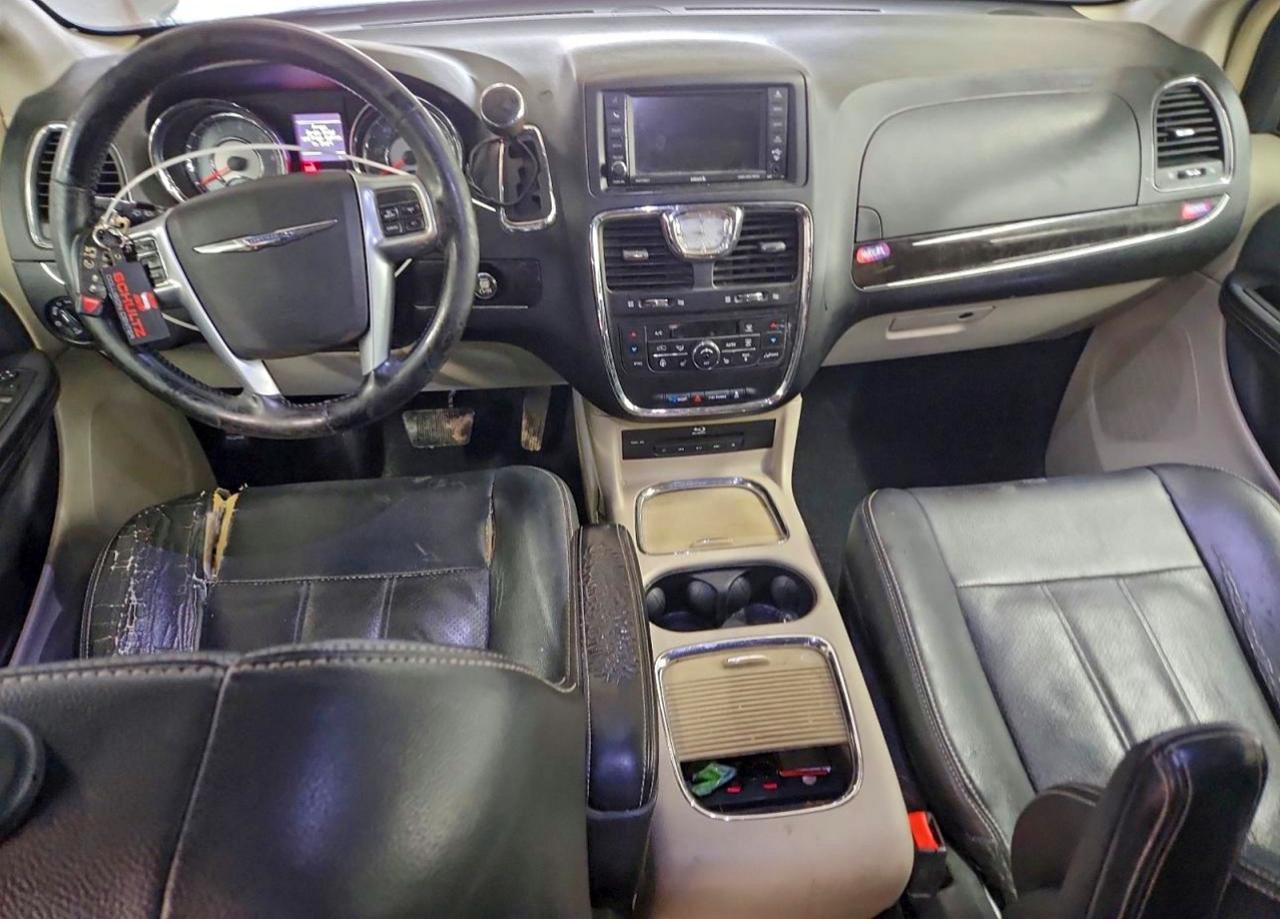 2013 CHRYSLER TOWN & COUNTRY TOURING L photo 8