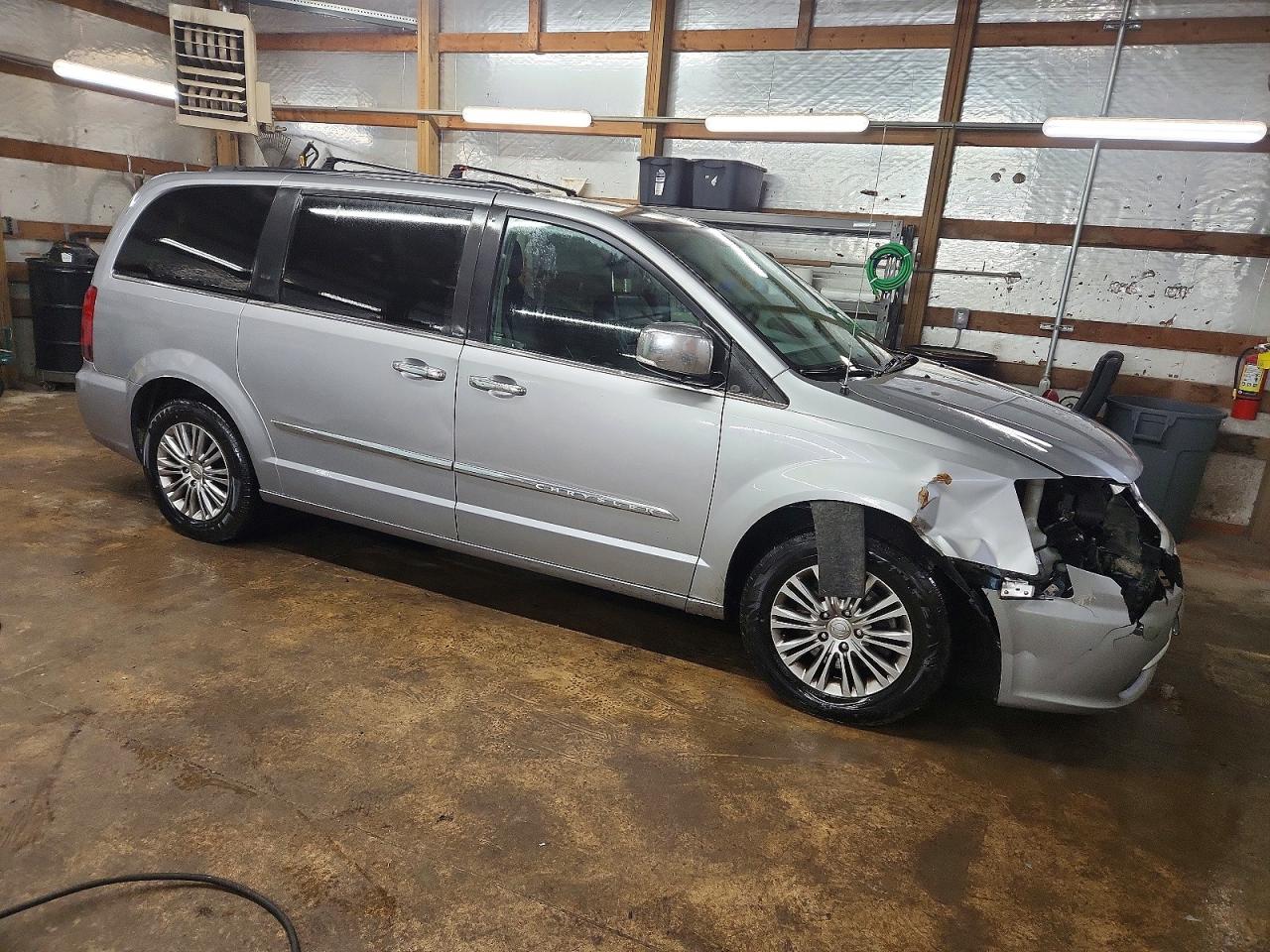 2013 CHRYSLER TOWN & COUNTRY TOURING L photo 4