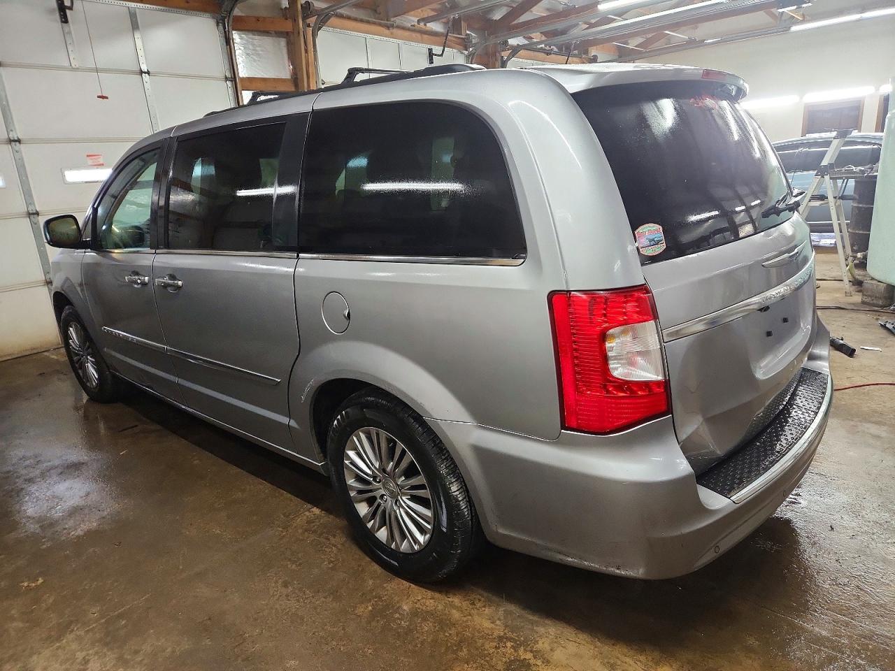 2013 CHRYSLER TOWN & COUNTRY TOURING L photo 2