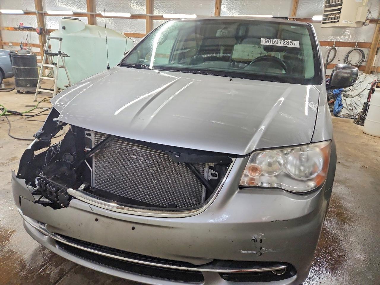 2013 CHRYSLER TOWN & COUNTRY TOURING L photo 5
