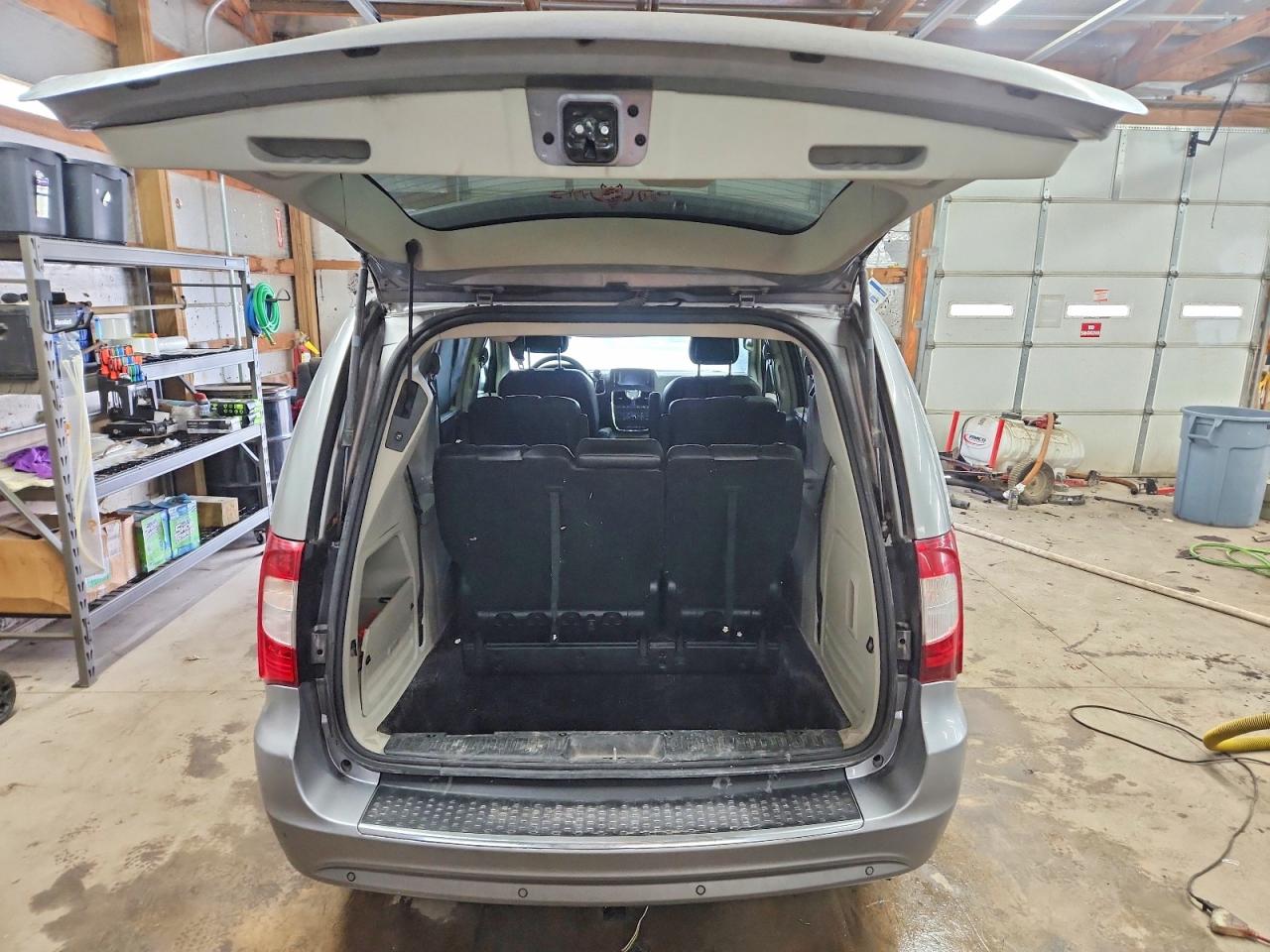 2013 CHRYSLER TOWN & COUNTRY TOURING L photo 6