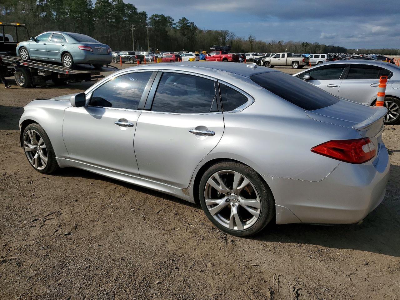2011 INFINITI M37 photo 2