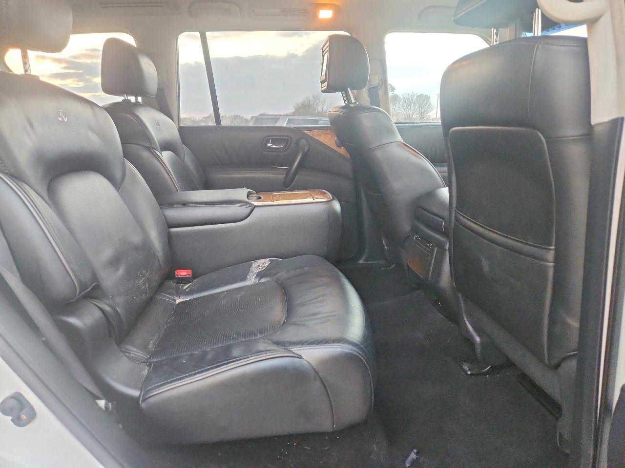 2011 INFINITI QX56 photo 11