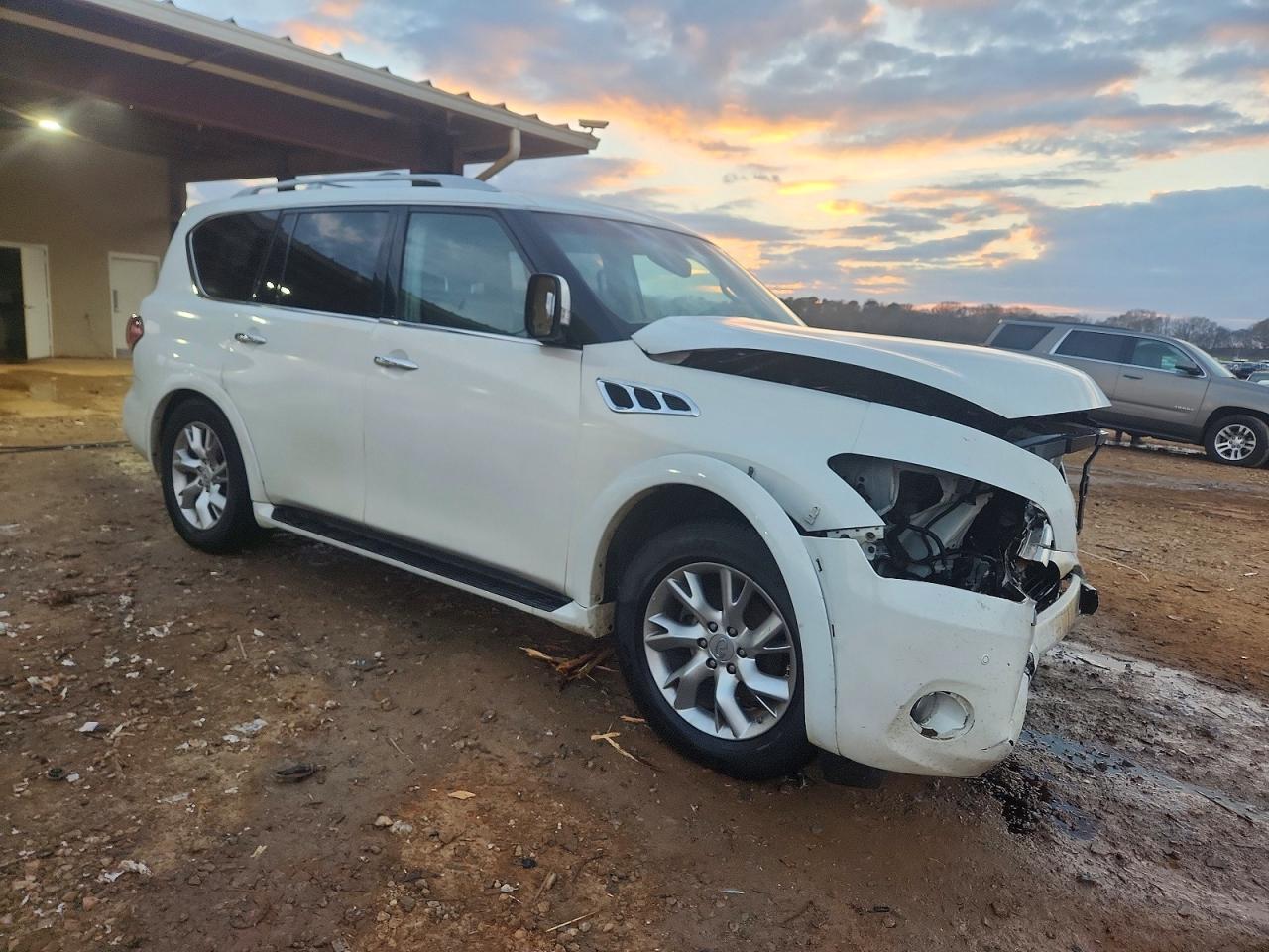 2011 INFINITI QX56 photo 4