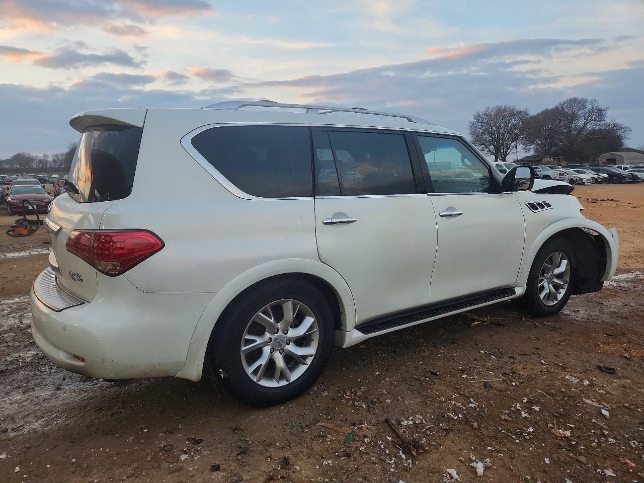 2011 INFINITI QX56 photo 3