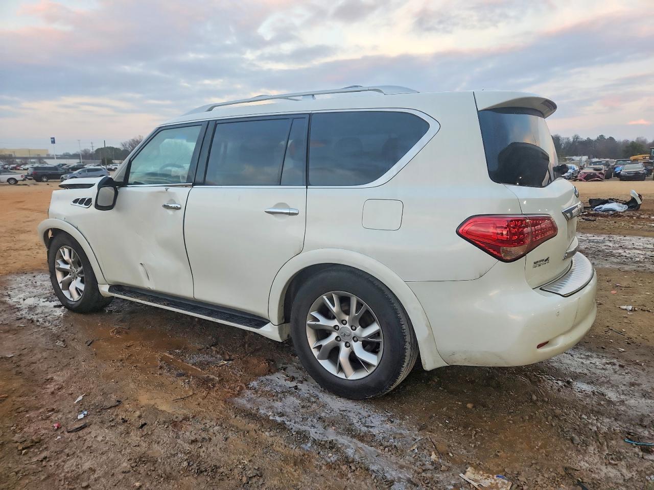2011 INFINITI QX56 photo 2