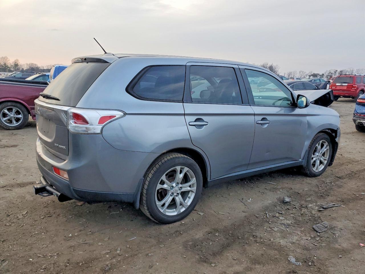 2014 MITSUBISHI OUTLANDER SE photo 3
