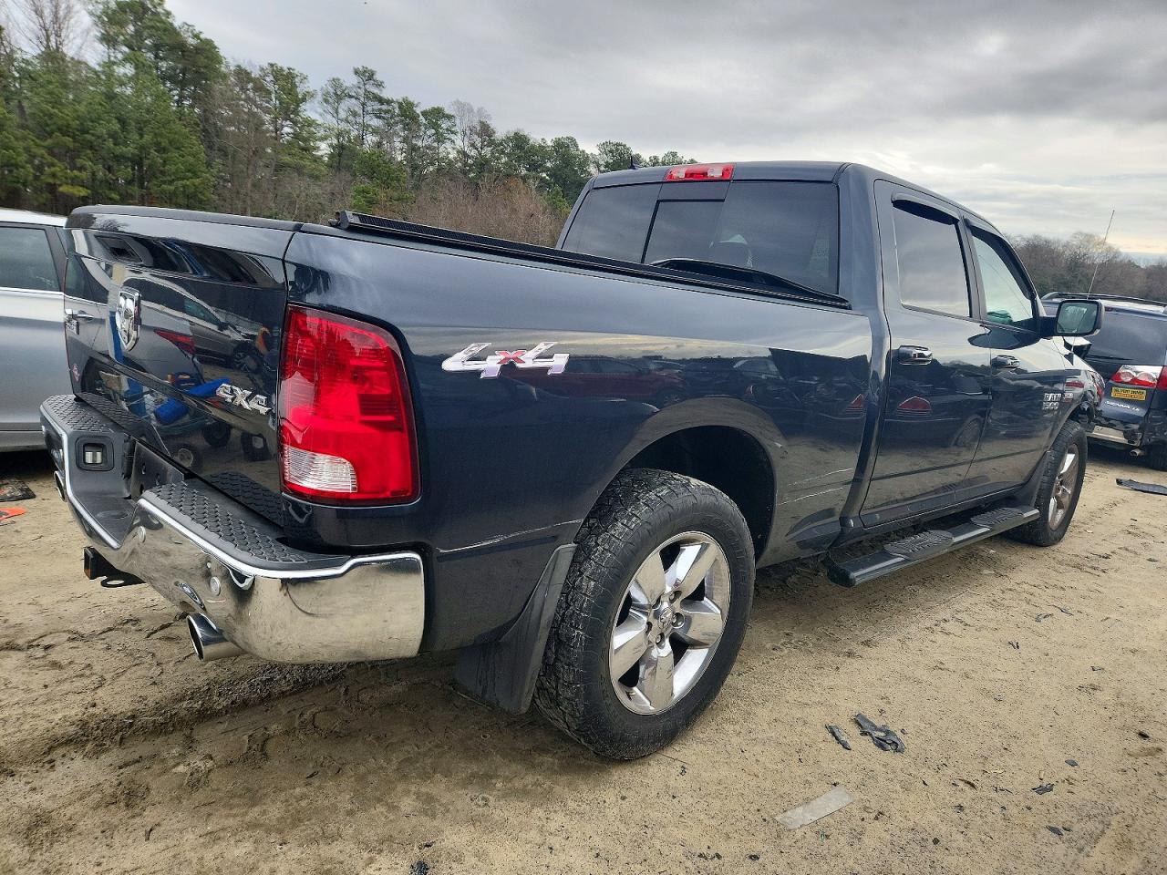2017 RAM 1500 SLT photo 3