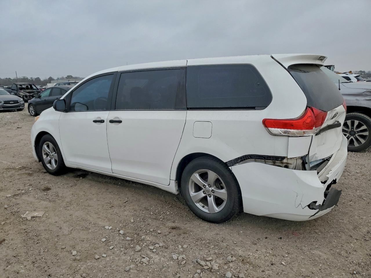 2013 TOYOTA SIENNA photo 2