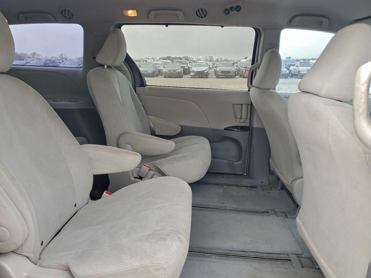 2013 TOYOTA SIENNA photo 11
