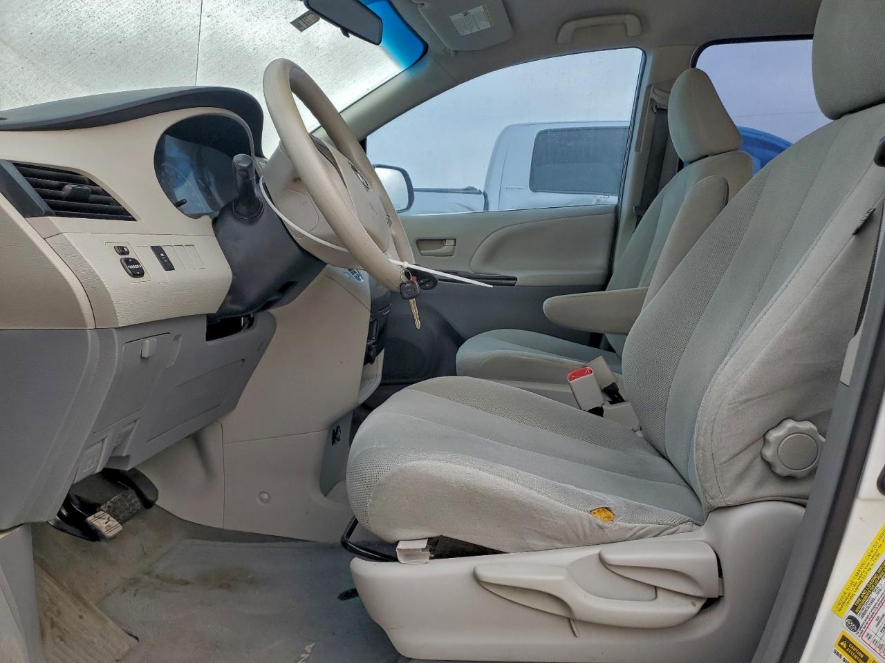 2013 TOYOTA SIENNA photo 7