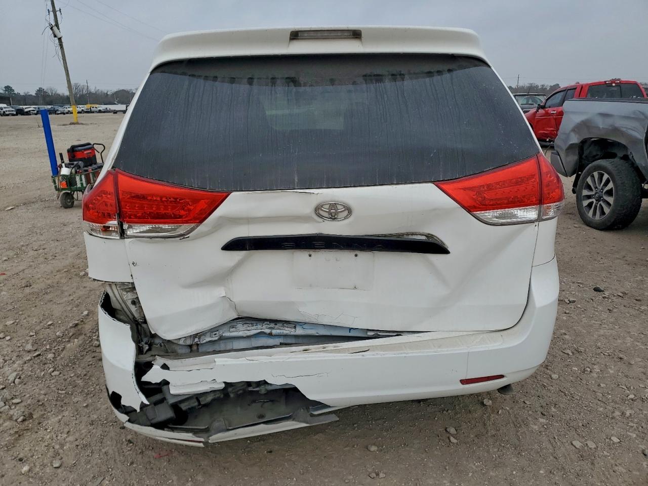 2013 TOYOTA SIENNA photo 6