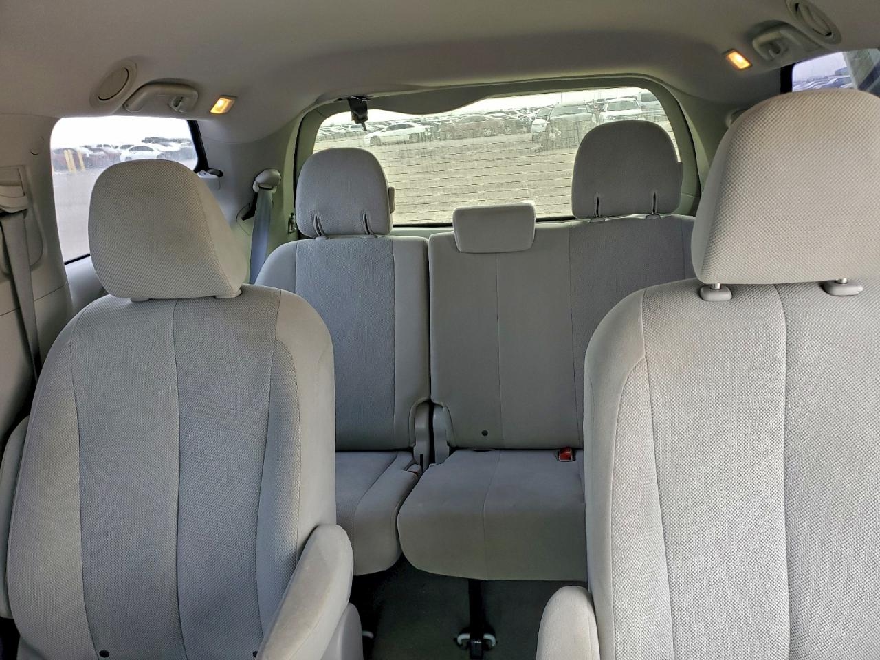 2013 TOYOTA SIENNA photo 10