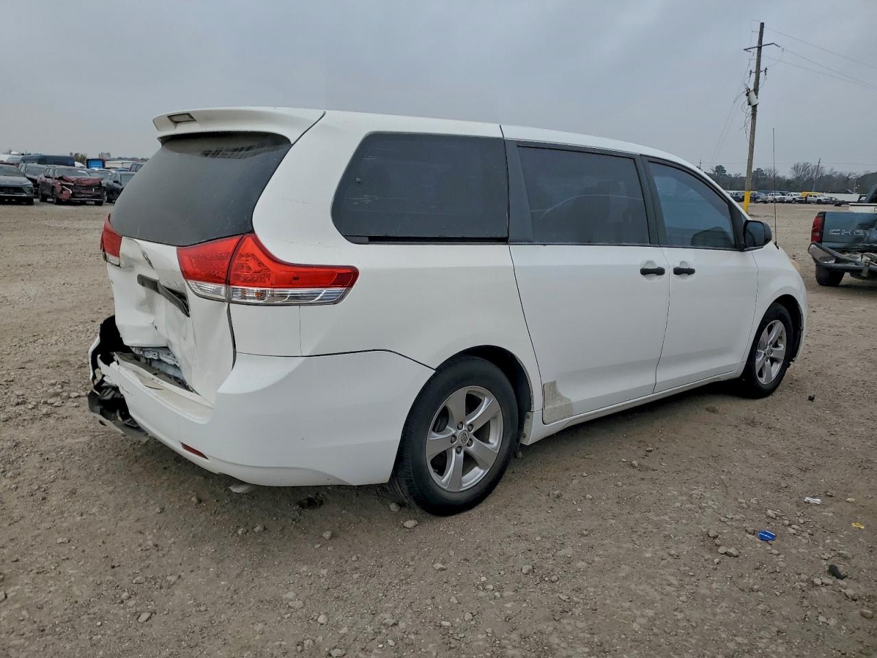 2013 TOYOTA SIENNA photo 3