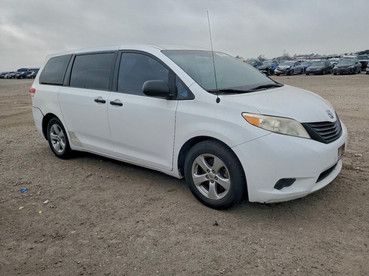 2013 TOYOTA SIENNA photo 4