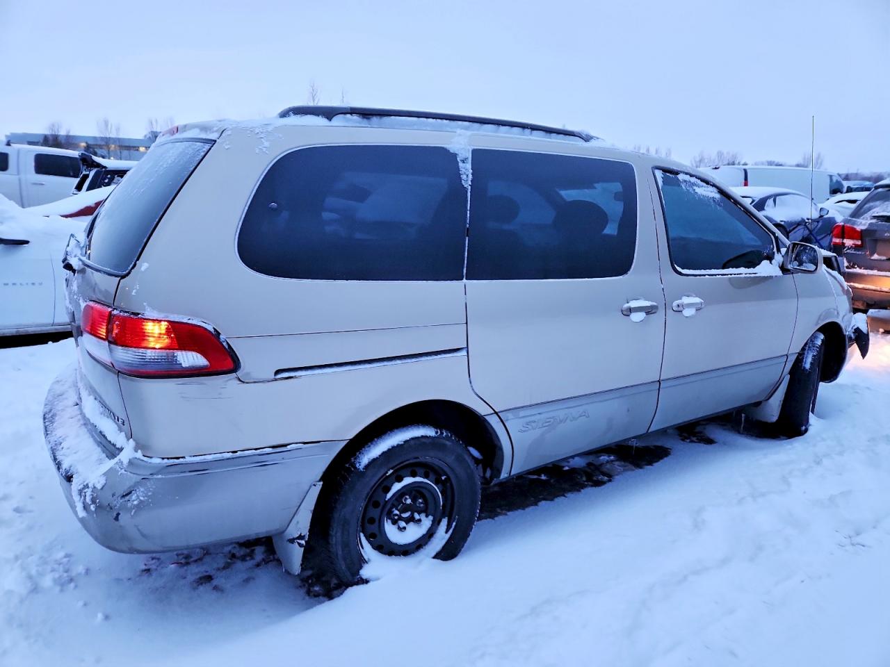 2003 TOYOTA SIENNA LE photo 3