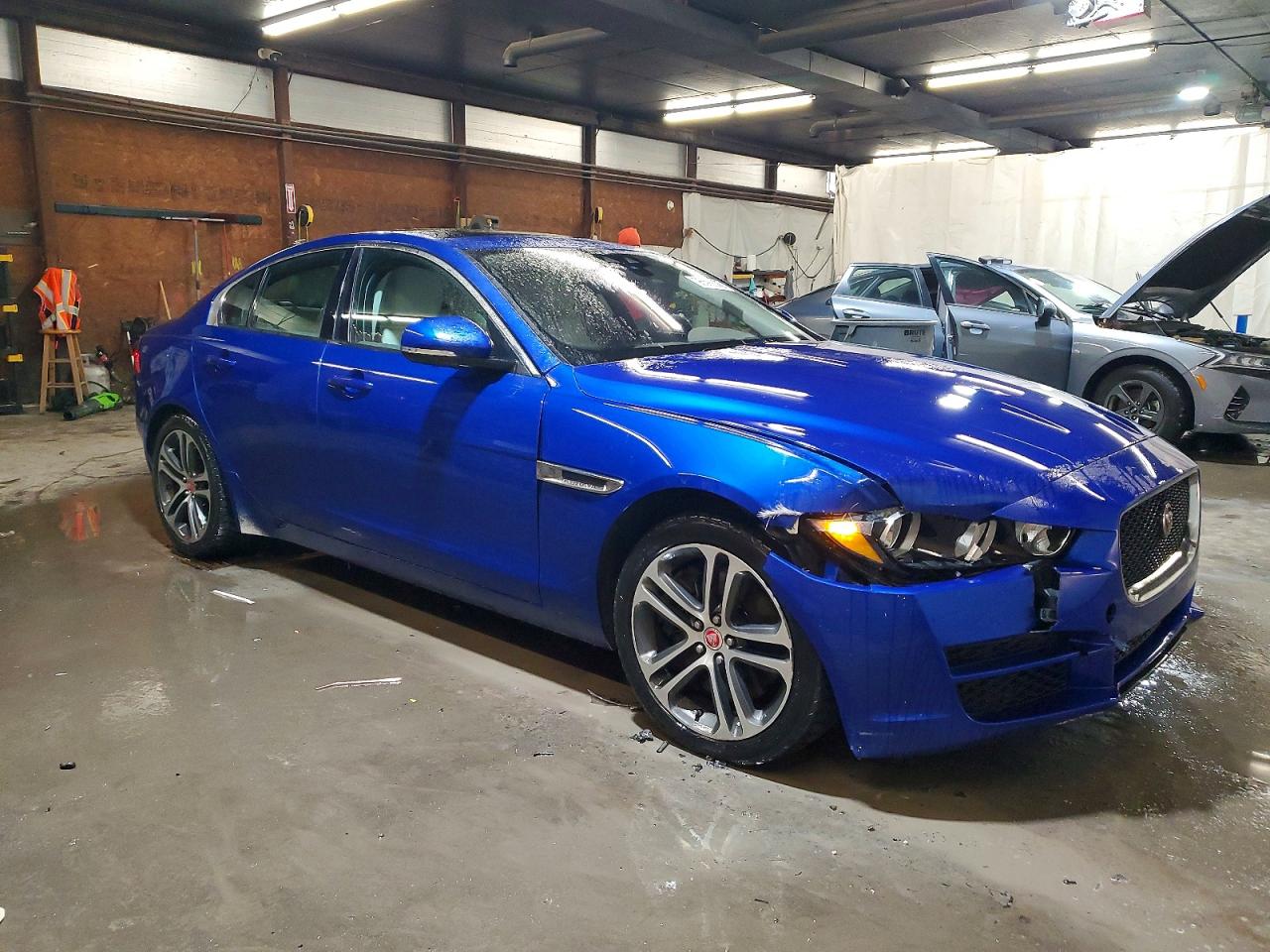 2017 JAGUAR XE PREMIUM photo 4