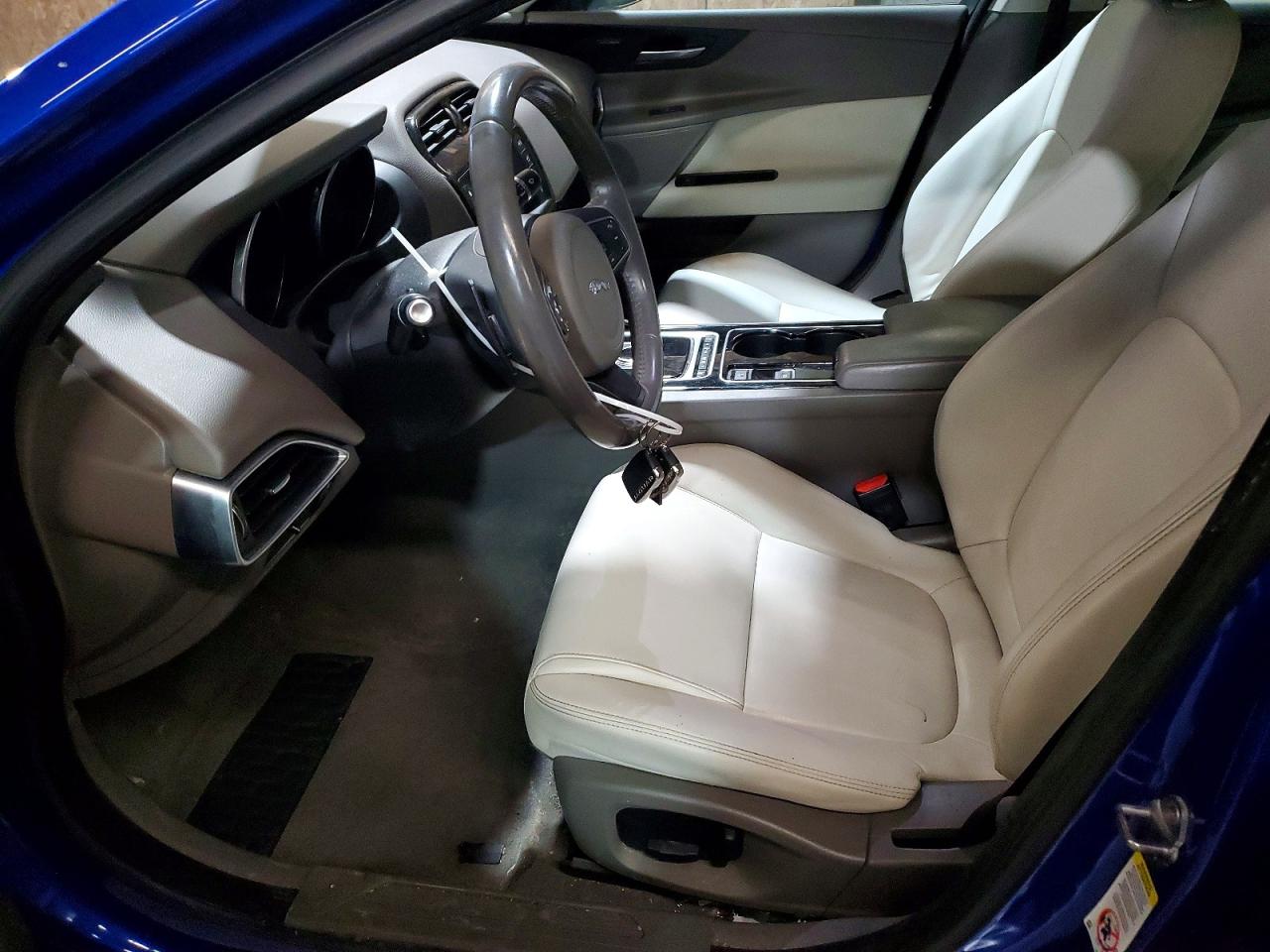 2017 JAGUAR XE PREMIUM photo 7