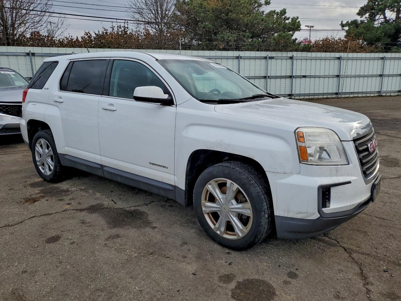 2017 GMC TERRAIN SLE photo 4