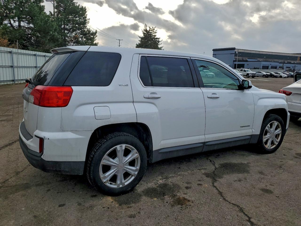 2017 GMC TERRAIN SLE photo 3