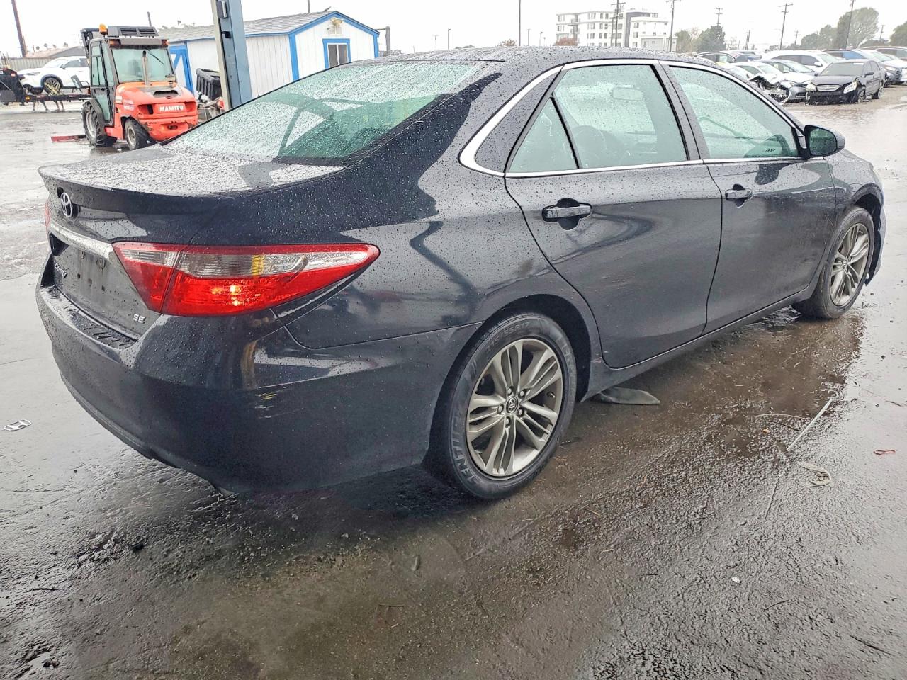 2016 TOYOTA CAMRY LE photo 3