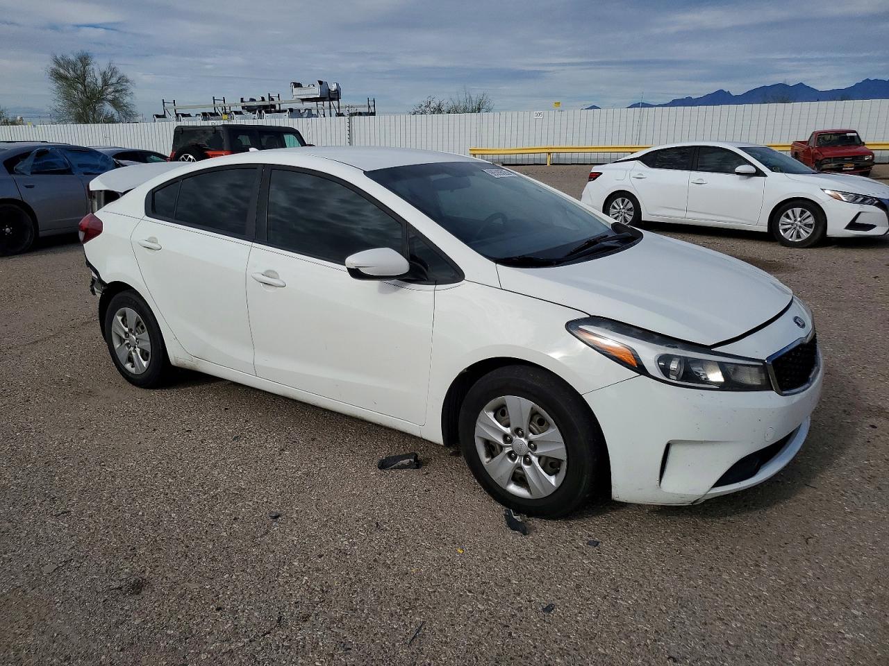 2017 KIA FORTE LX photo 4