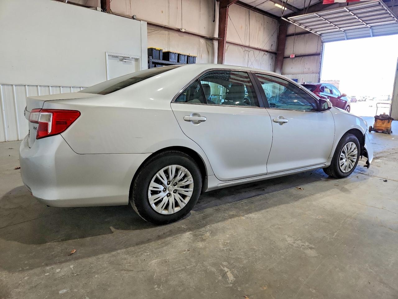2014 TOYOTA CAMRY L photo 3
