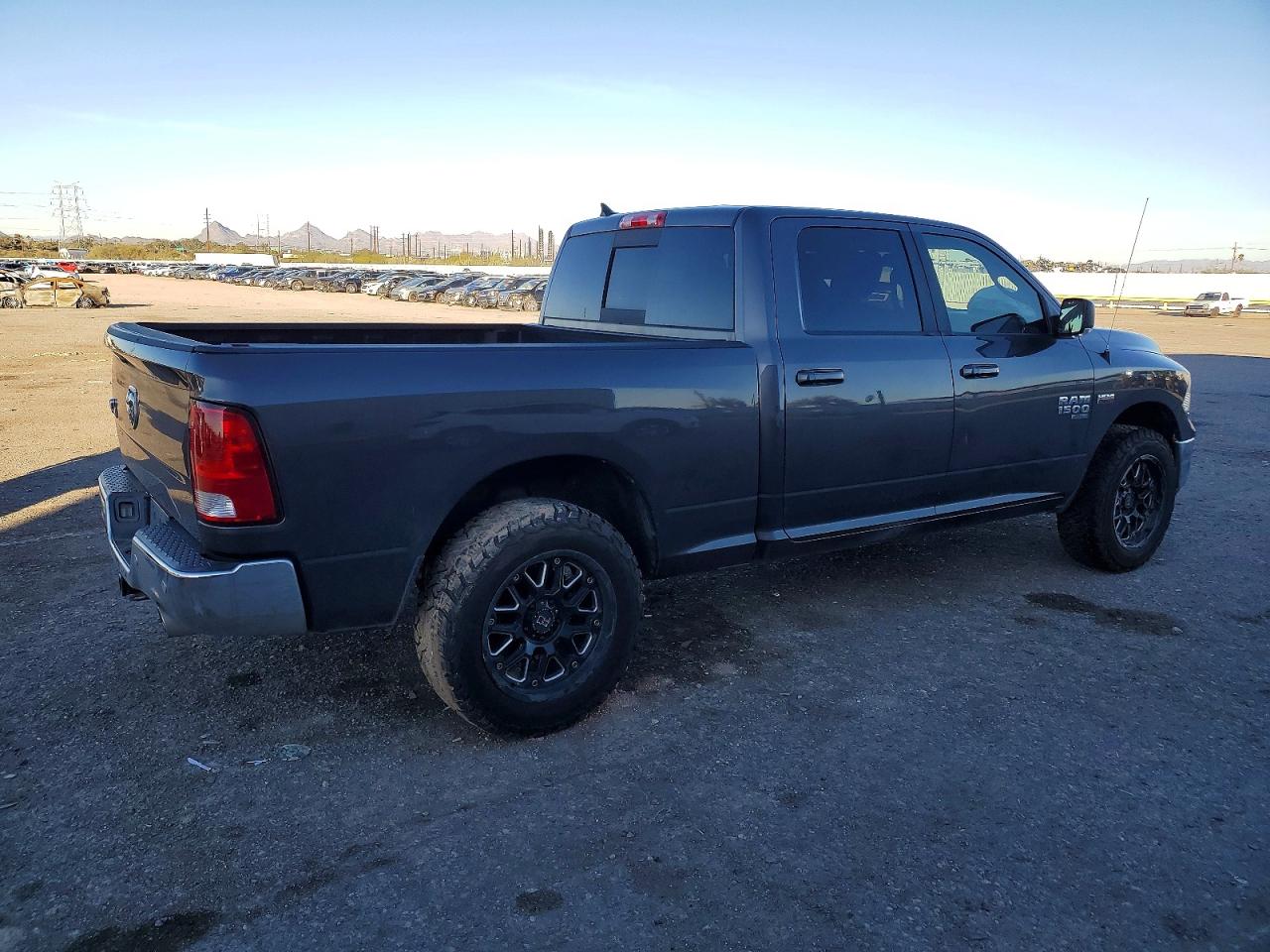 2019 RAM 1500 CLASSIC SLT photo 3