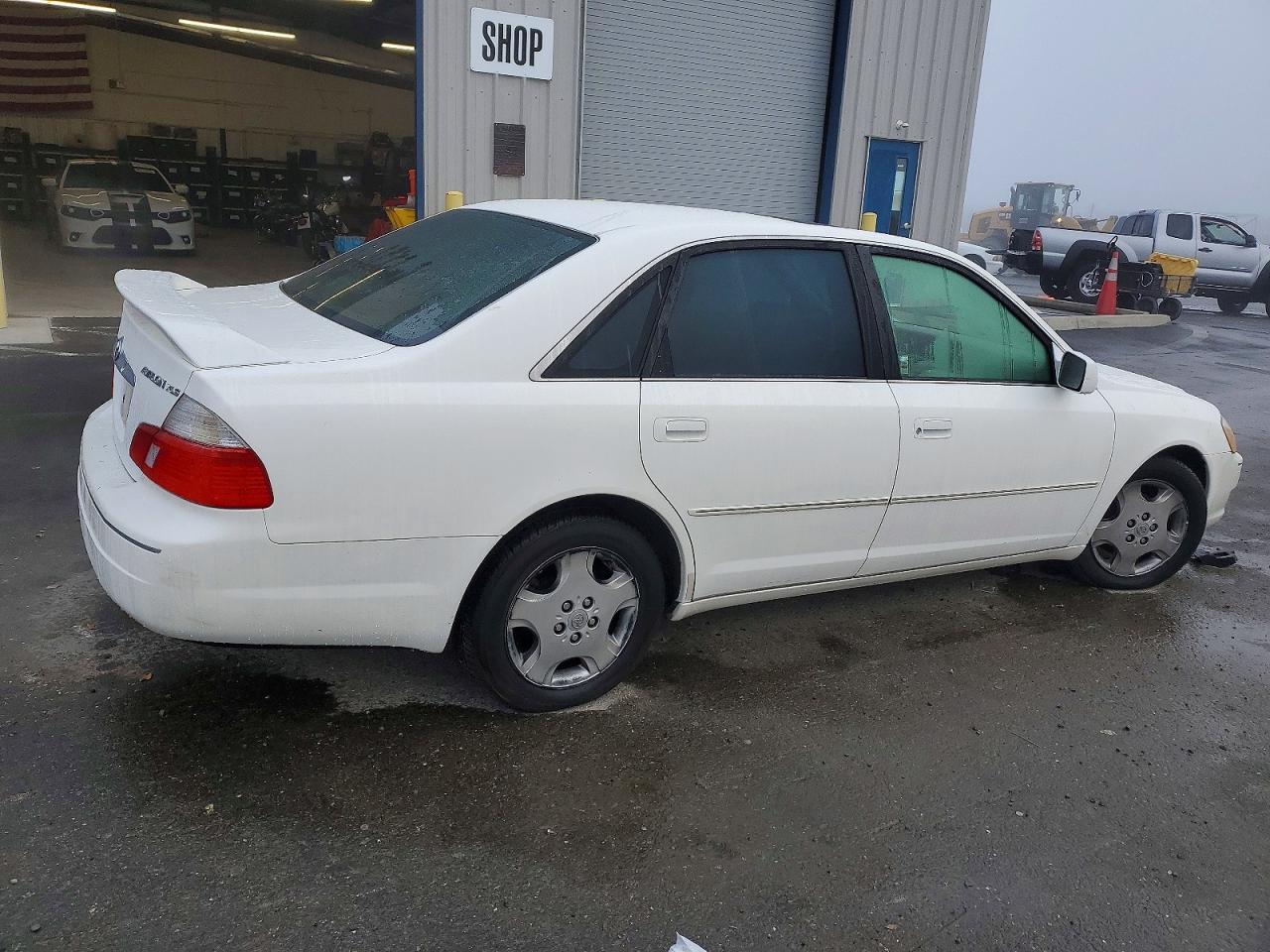 2003 TOYOTA AVALON XL photo 3