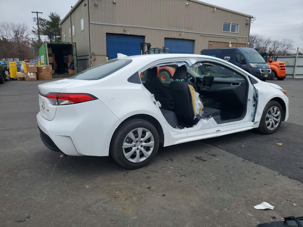 2025 TOYOTA COROLLA LE photo 3