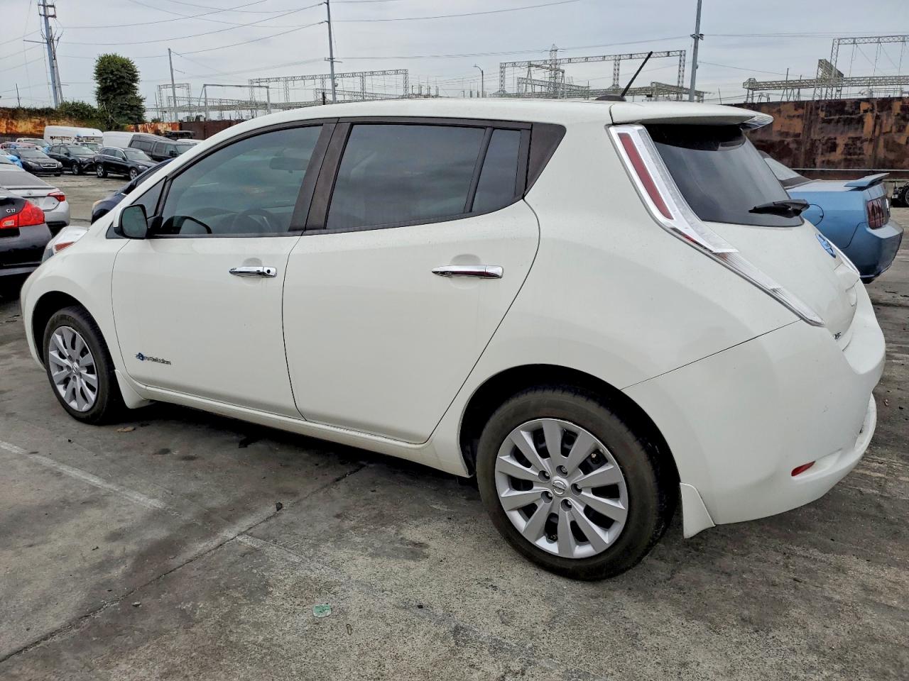 2017 NISSAN LEAF S photo 2