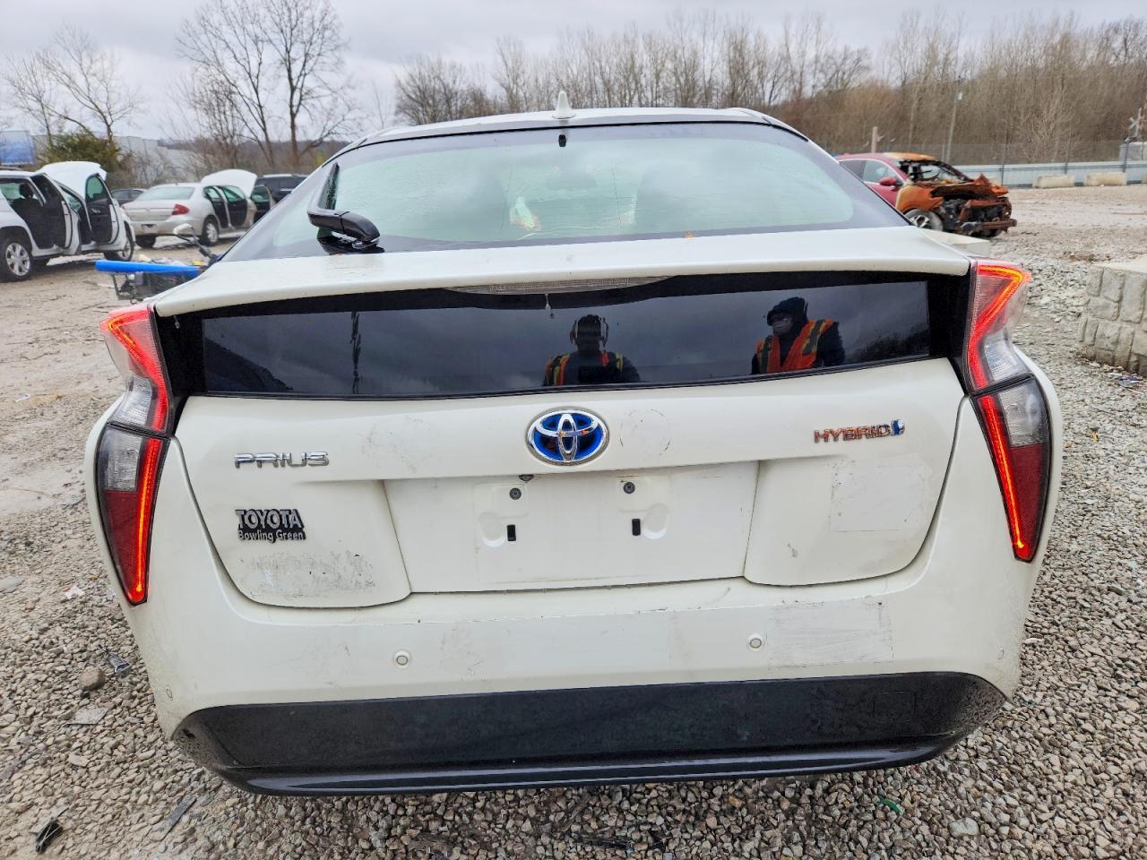 2017 TOYOTA PRIUS photo 6
