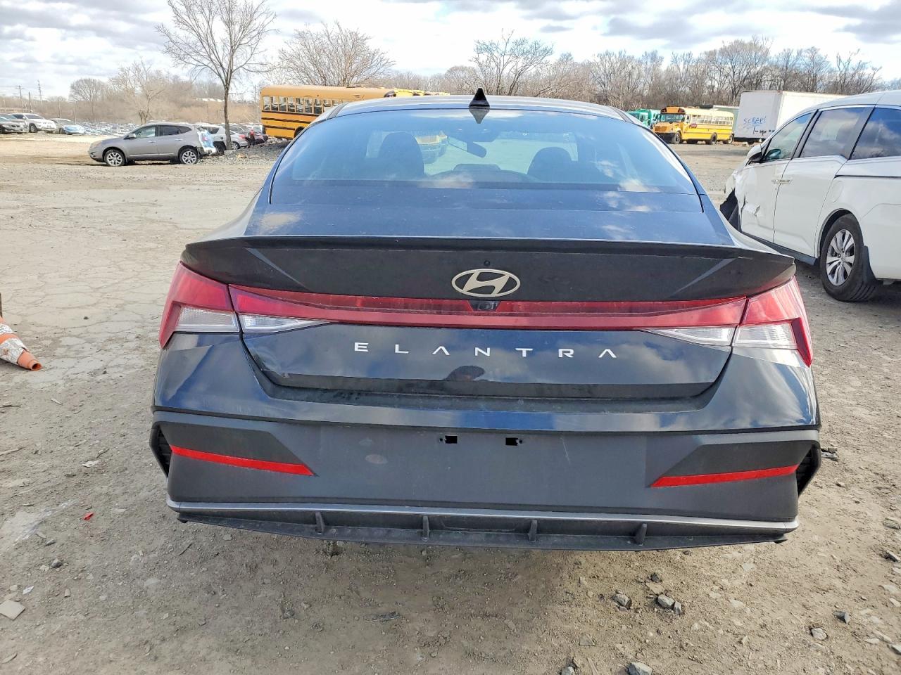 2025 HYUNDAI ELANTRA SEL SPORT photo 6