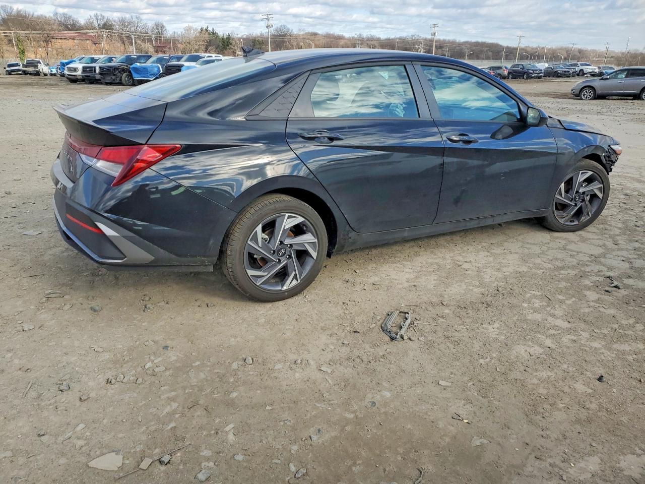 2025 HYUNDAI ELANTRA SEL SPORT photo 3
