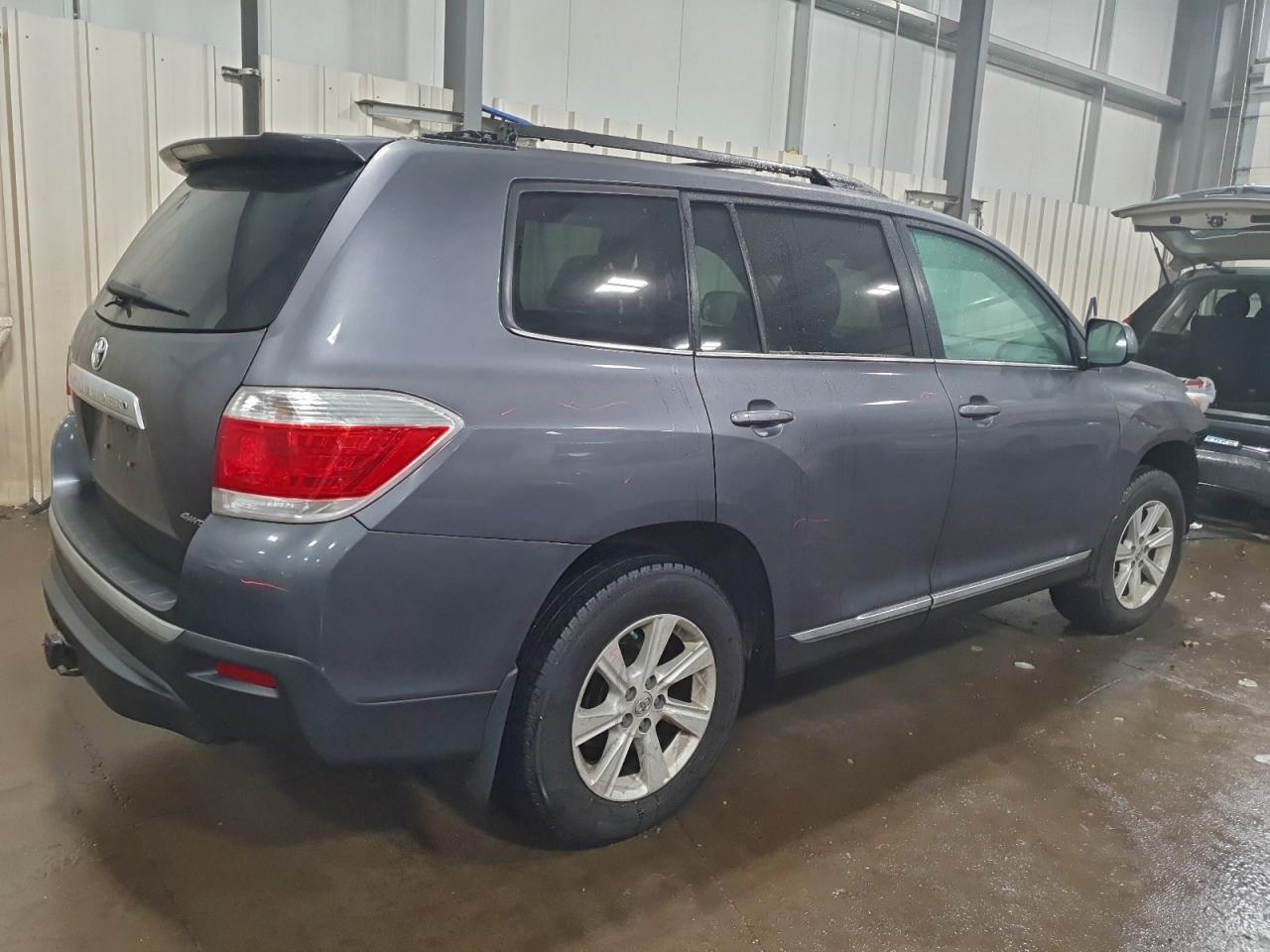 2012 TOYOTA HIGHLANDER BASE photo 3