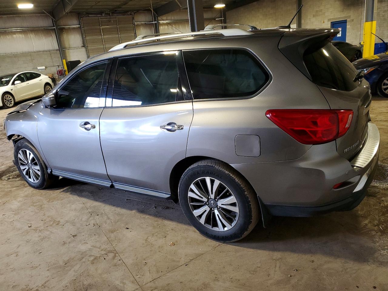 2017 NISSAN PATHFINDER SL photo 2