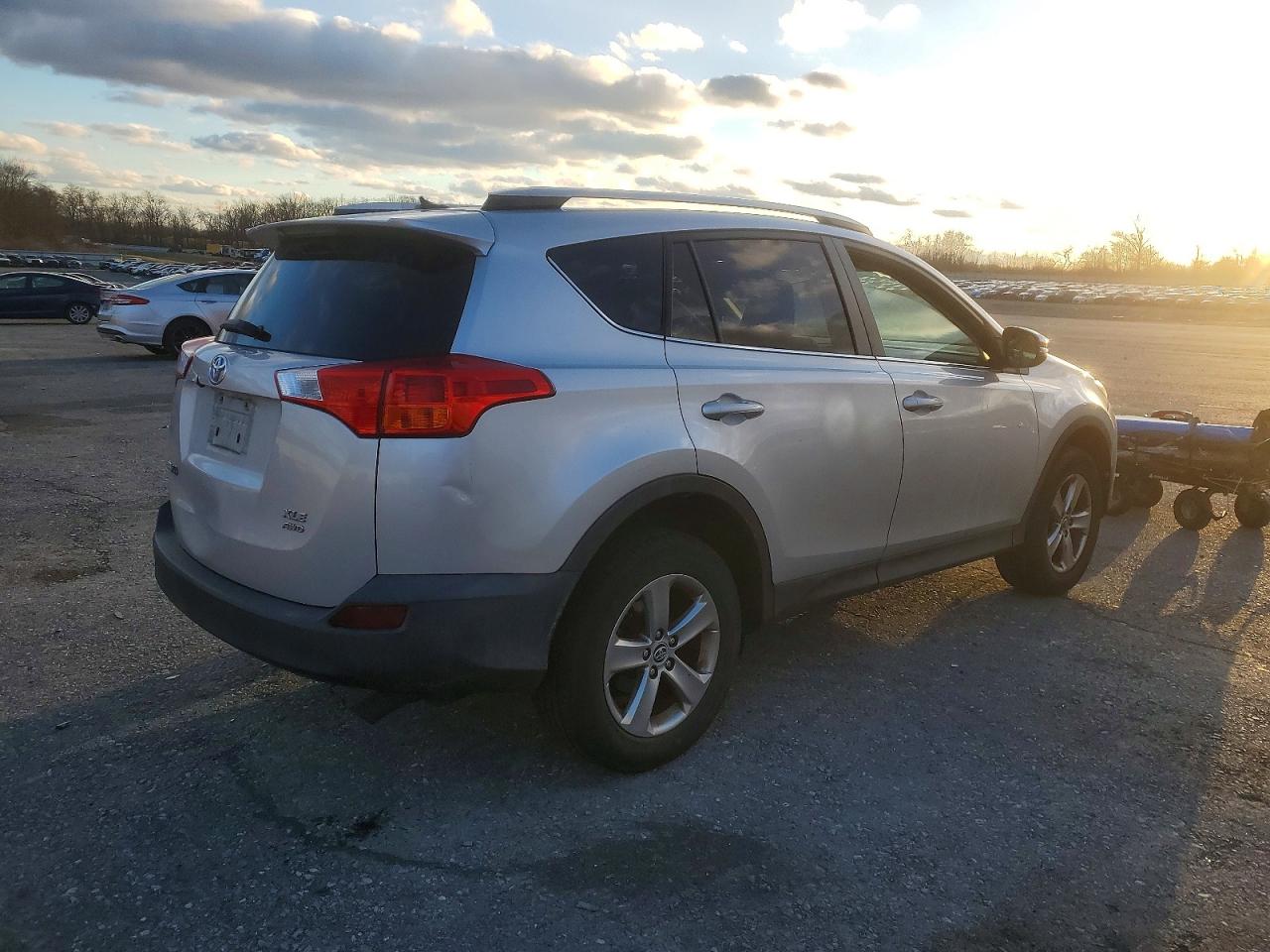 2015 TOYOTA RAV4 XLE photo 3