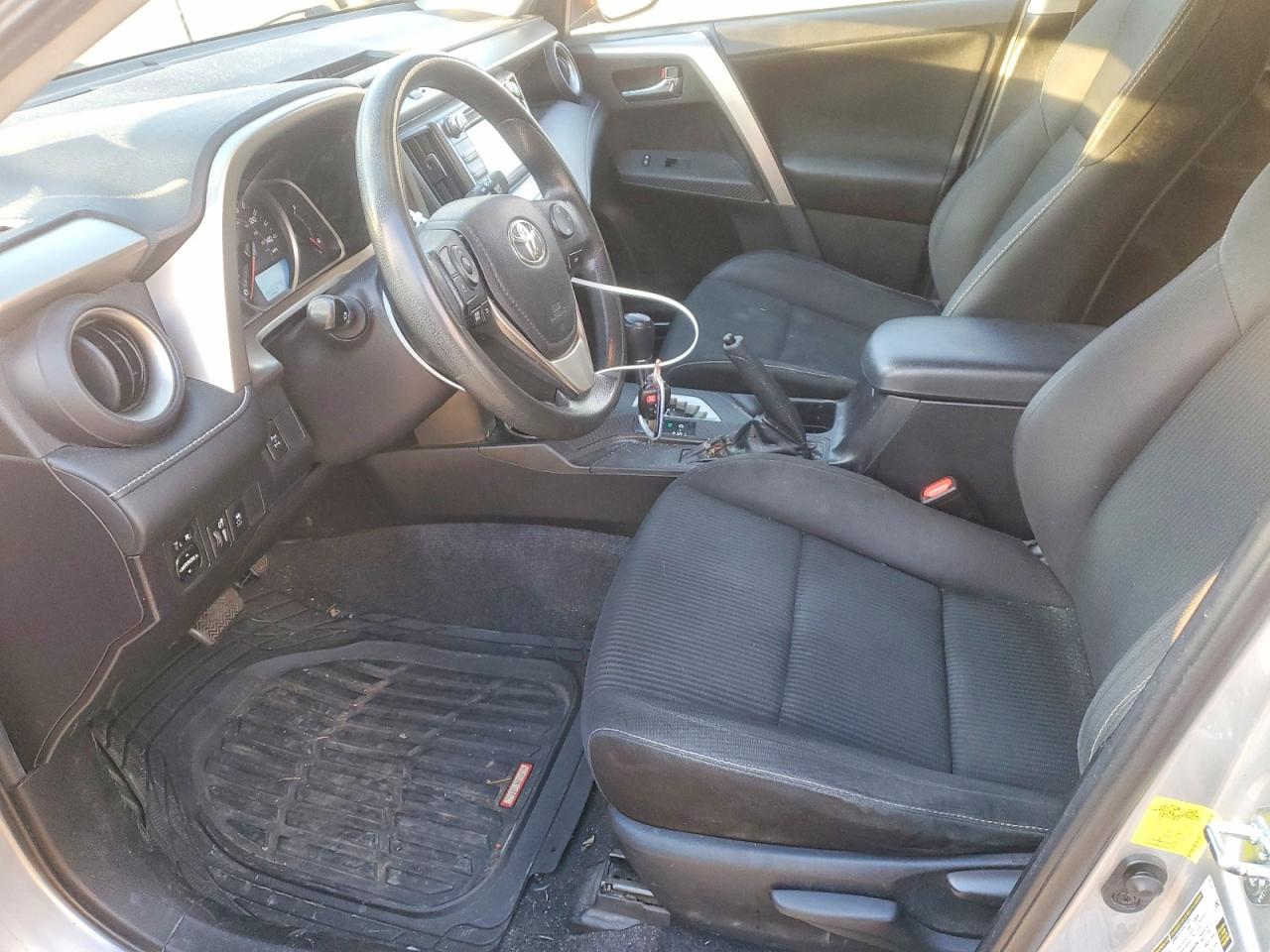 2015 TOYOTA RAV4 XLE photo 7