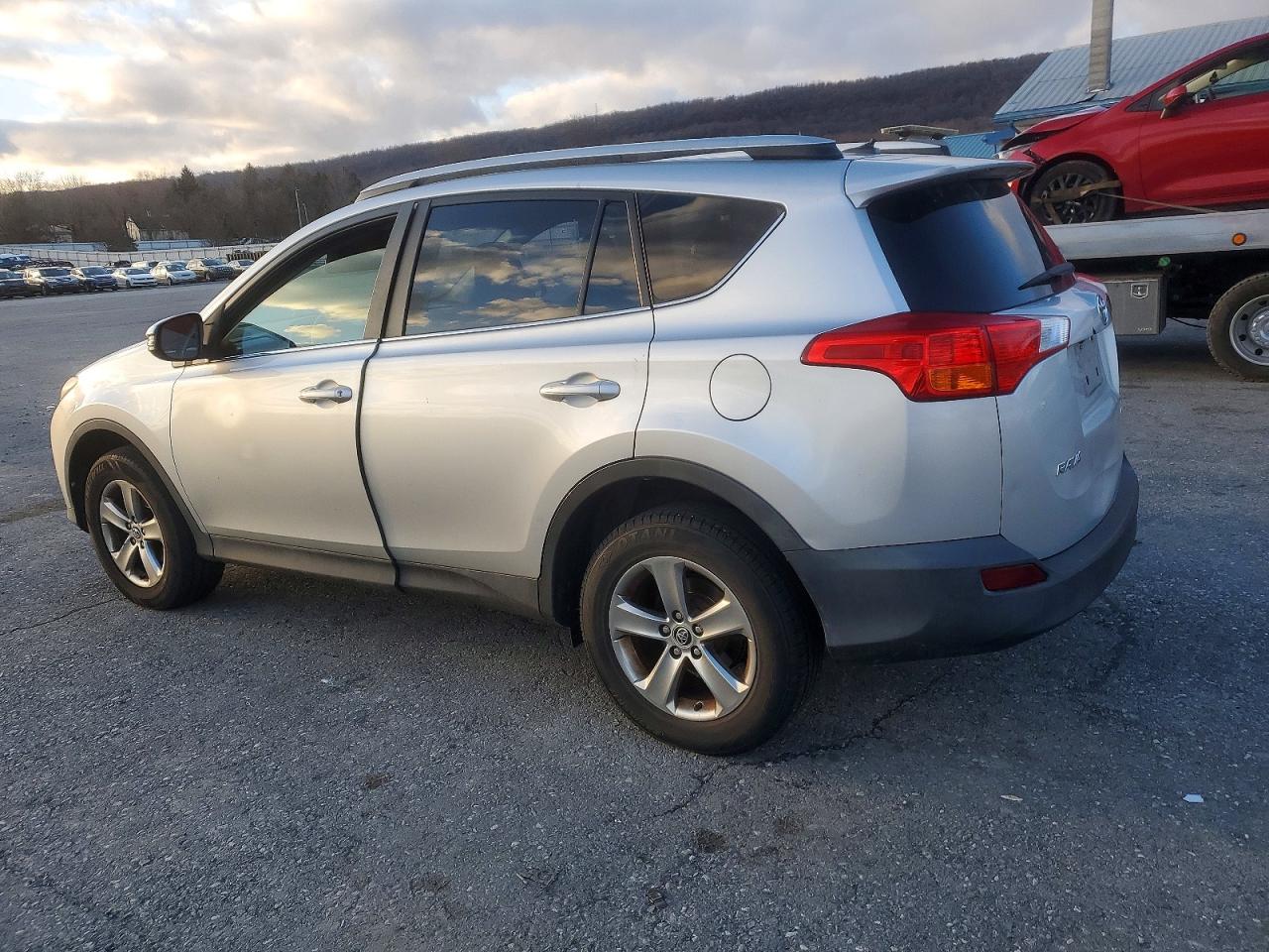 2015 TOYOTA RAV4 XLE photo 2