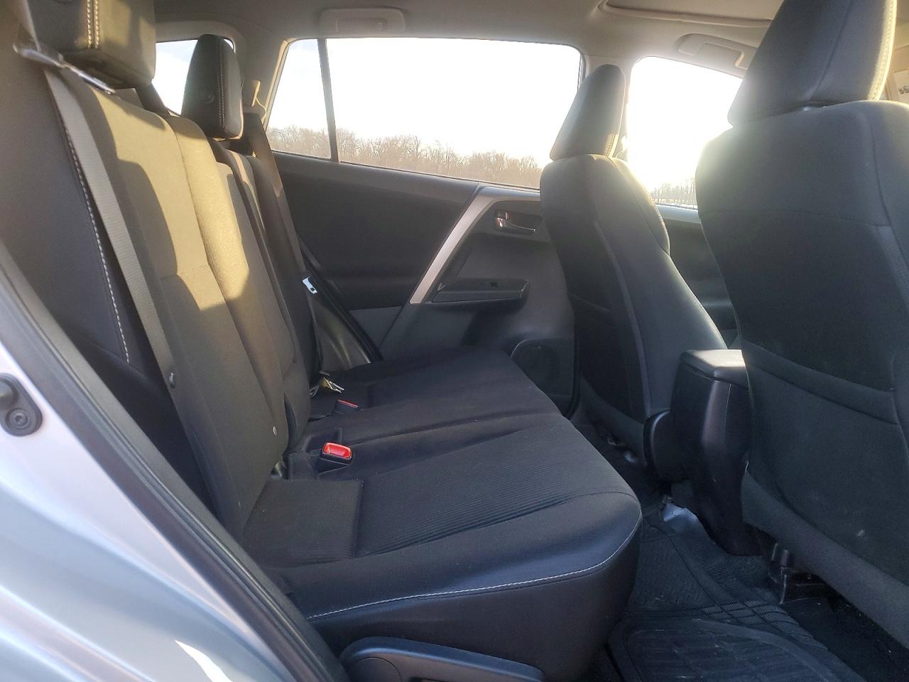 2015 TOYOTA RAV4 XLE photo 11