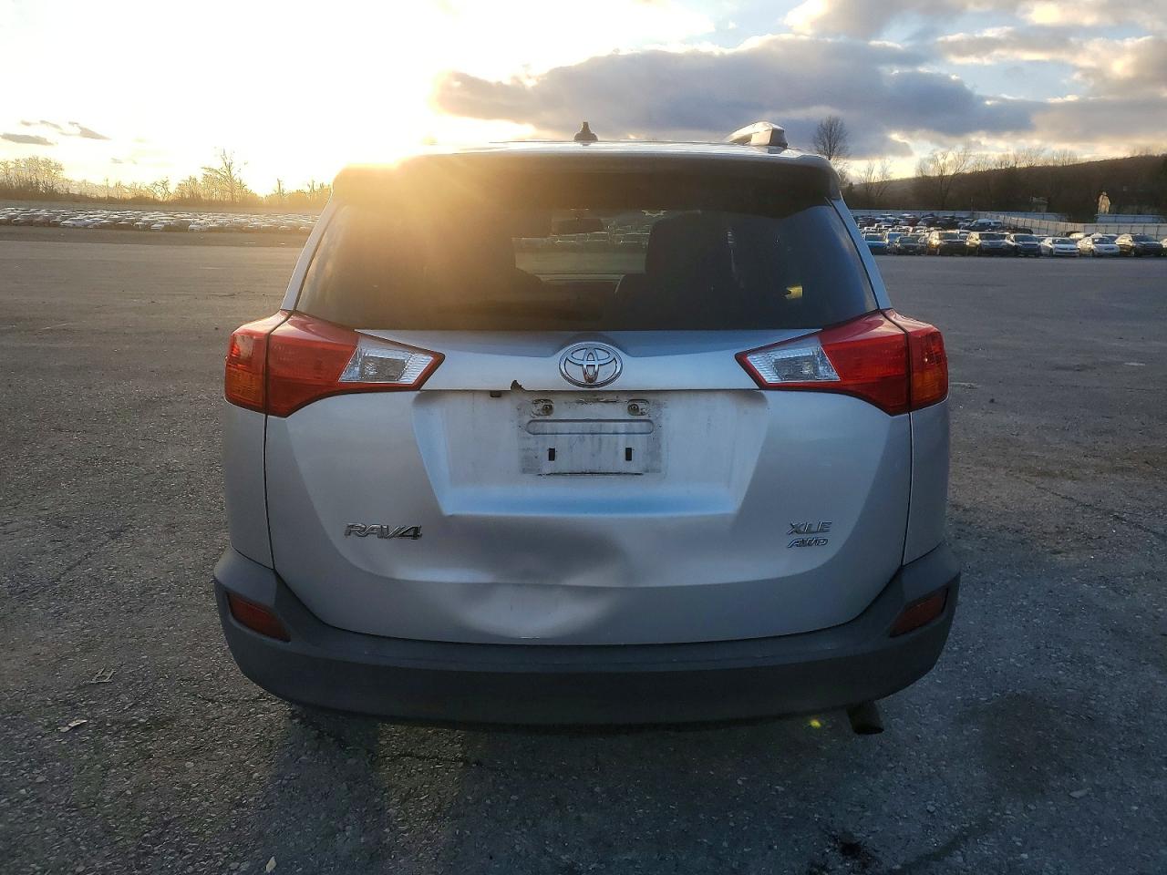 2015 TOYOTA RAV4 XLE photo 6