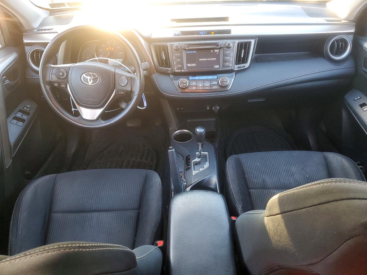 2015 TOYOTA RAV4 XLE photo 8