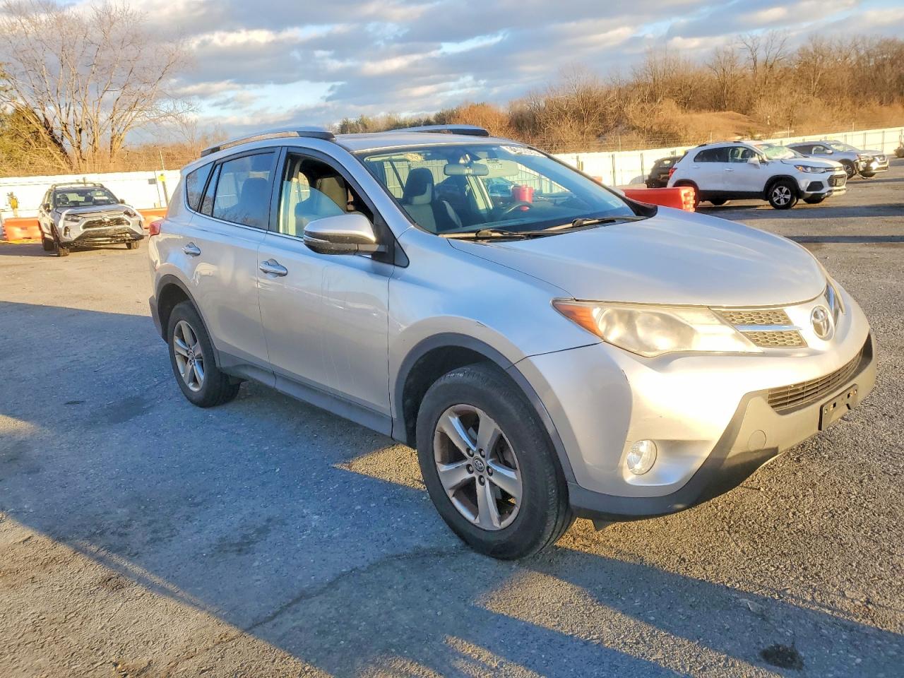 2015 TOYOTA RAV4 XLE photo 4